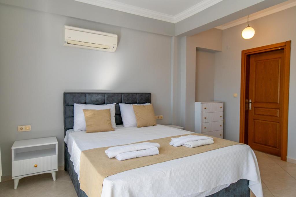 A bed or beds in a room at Hanel Life Royal Villas 7 Aqualettings