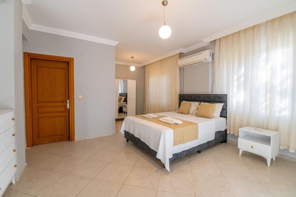 A bed or beds in a room at Hanel Life Royal Villas 7 Aqualettings