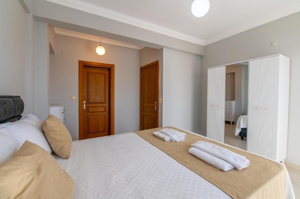 A bed or beds in a room at Hanel Life Royal Villas 7 Aqualettings
