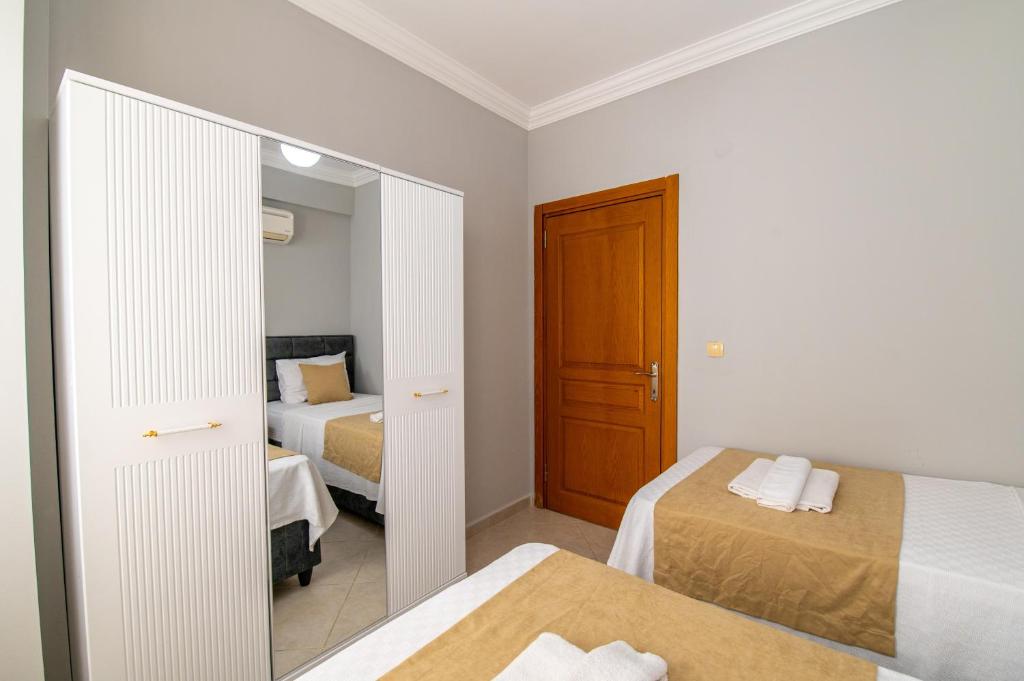 A bed or beds in a room at Hanel Life Royal Villas 7 Aqualettings
