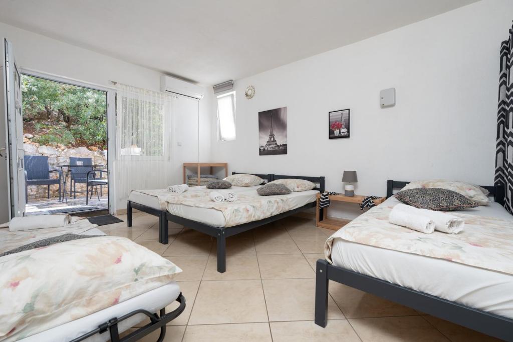 Postel nebo postele na pokoji v ubytování Apartments Vrabac