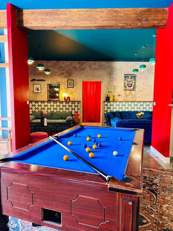 - une salle de billard avec un billard dans l'établissement La Grange - Les Maisons des Pommiers, à Monceaux-en-Bessin
