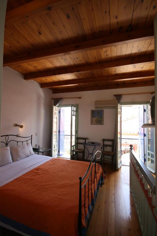 Postel nebo postele na pokoji v ubytování Nostos Hotel