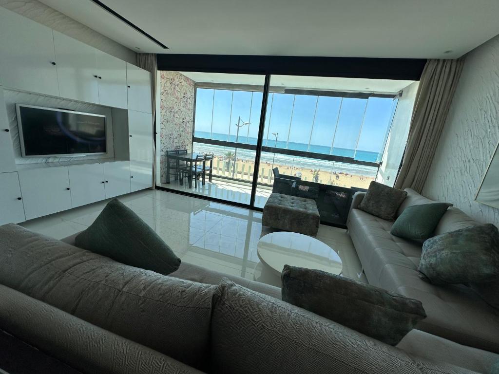 Χώρος καθιστικού στο Appartement La perle de Mehdia, sea view
