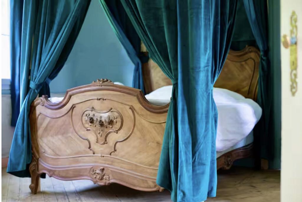 Ένα ή περισσότερα κρεβάτια σε δωμάτιο στο Château du Grand Hamel