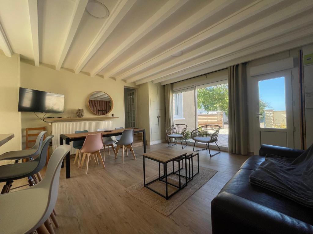 un salon avec un canapé et une table dans l'établissement Horizon Bois by Melrose, à Asnelles