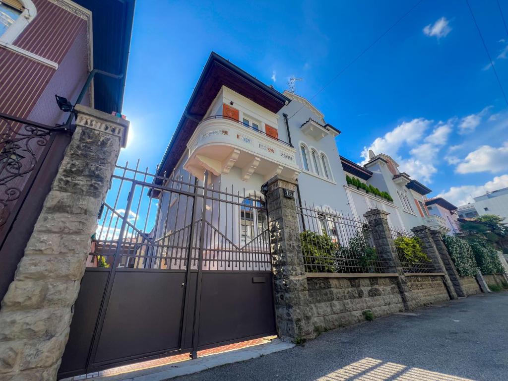 une grande maison blanche avec un portail dans l'établissement RossoVino Milano Boutique, à Milan