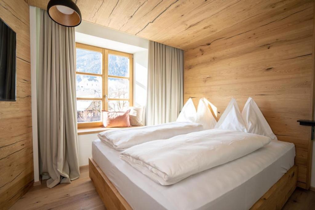 Postel nebo postele na pokoji v ubytování Mesnerhaus & Gourmetrestaurant Mesnerhaus mit 4 Hauben