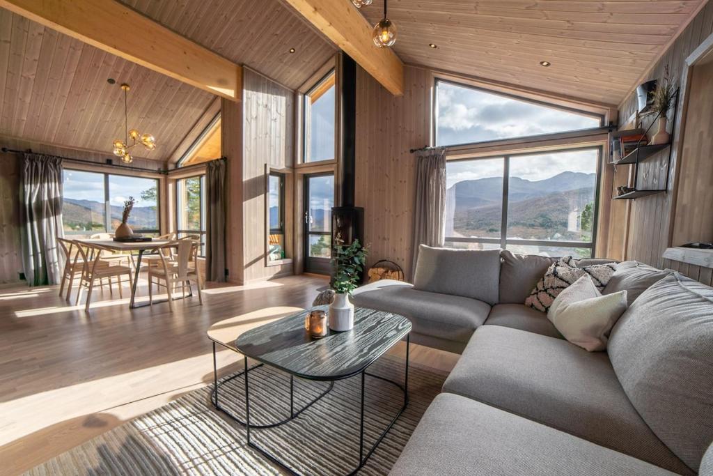 una sala de estar con un sofá y una mesa en Sunnmøre Getaway, en Sykkylven