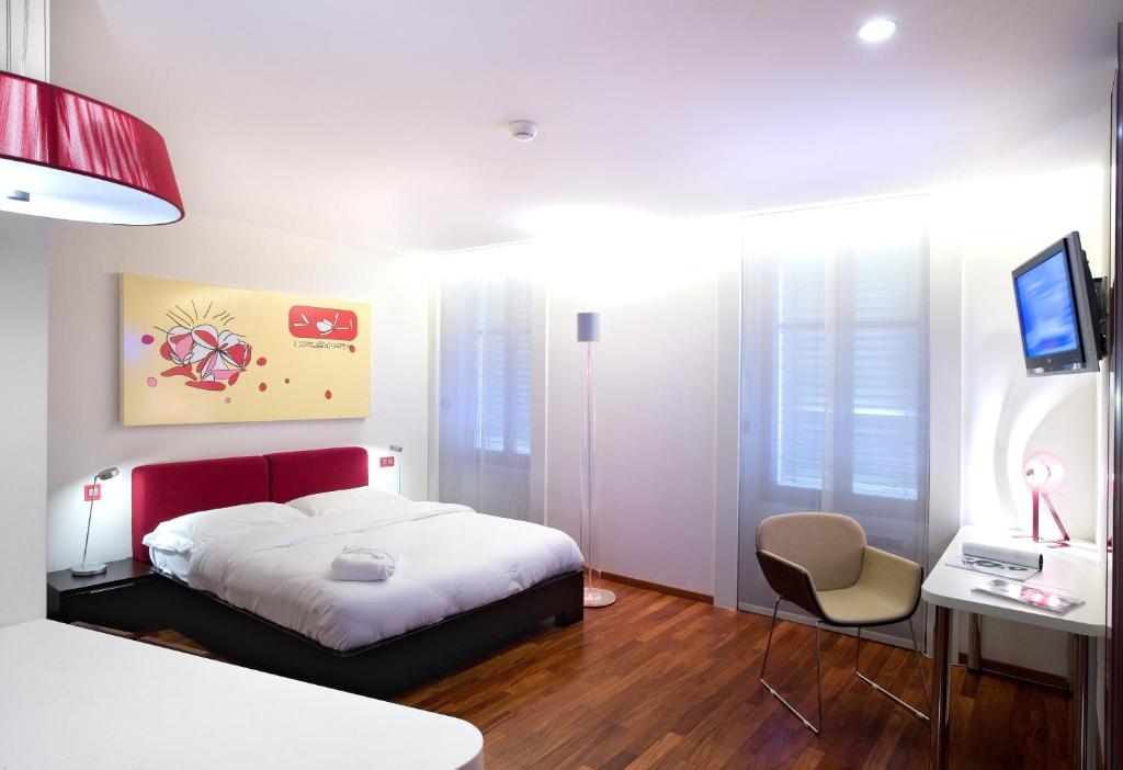 Ein Bett oder Betten in einem Zimmer der Unterkunft La Cour Des Augustins Boutique Gallery Design Hotel