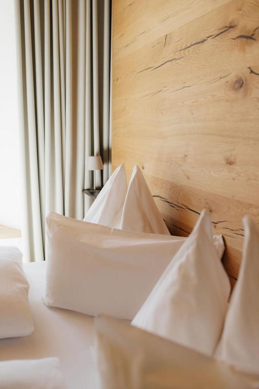 Postel nebo postele na pokoji v ubytování Mesnerhaus & Gourmetrestaurant Mesnerhaus mit 4 Hauben