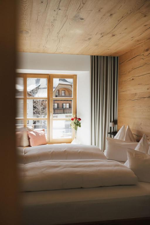 Postel nebo postele na pokoji v ubytování Mesnerhaus & Gourmetrestaurant Mesnerhaus mit 4 Hauben
