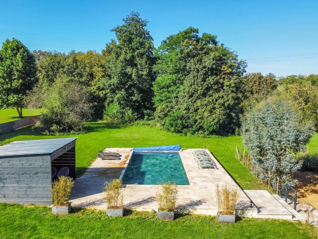 un'immagine di un giardino con piscina di Le Grand Monnet - Parc - 20 personnes - Rêve au Mans a Coulaines