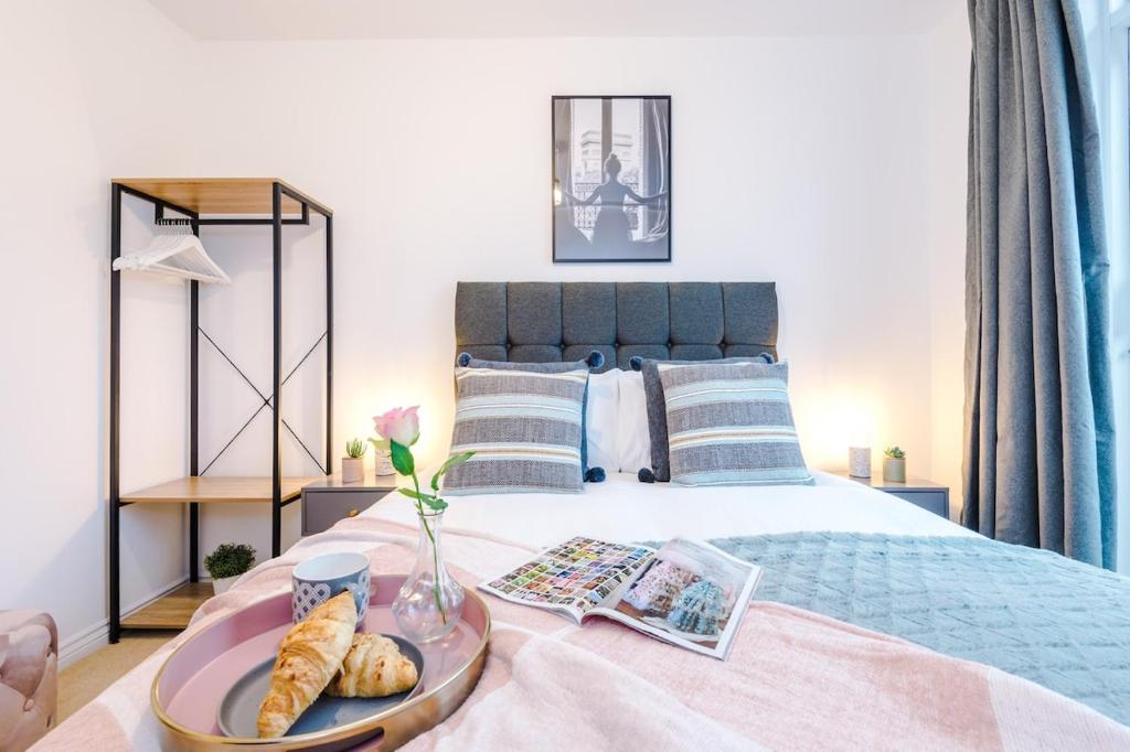 コベントリーにあるParadise Oasis - 2Bed Gem, Free Parking & Netflix, Near Centreのベッドルーム1室(ベッド1台、食料品のトレイ付)