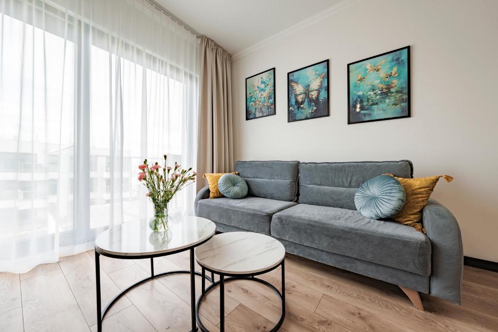 a living room with a couch and a table at Sol Marina by Comfort Apartments in Wiślinka