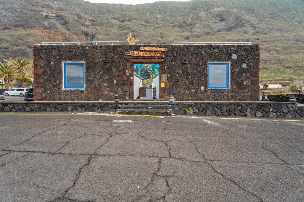 un edificio con un murale sul lato di Apartamentos Puntagrande a Frontera