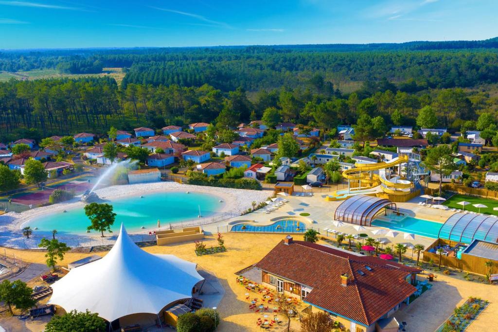 - une vue sur un parc d'attractions avec une piscine dans l'établissement Mobile-home premium azur Camping les vignes, à Lit-et-Mixe