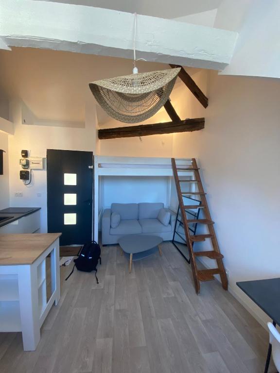 - un salon avec un hamac suspendu au plafond dans l'établissement STUDIO 22M2 Neuf CENTRE VILLE de NANTES à 100m de la Cathédrale, à Nantes