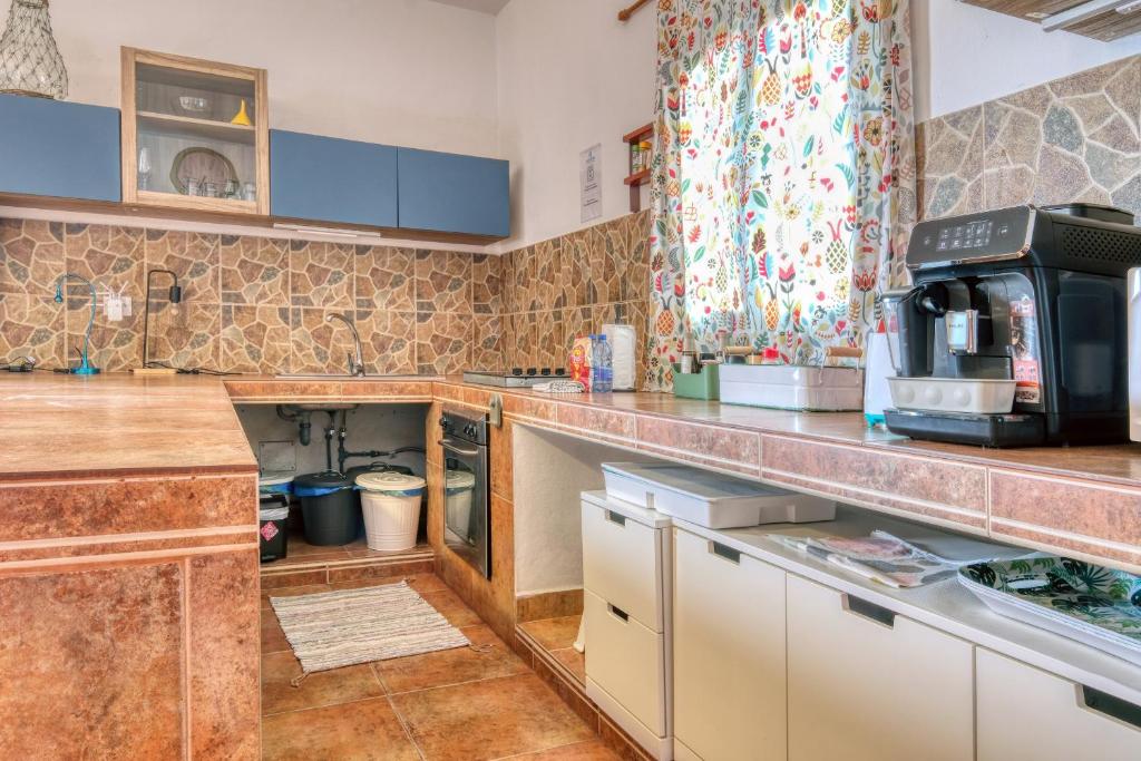 Kuchyň nebo kuchyňský kout v ubytování NoPasaNada Tu casa en Lanzarote