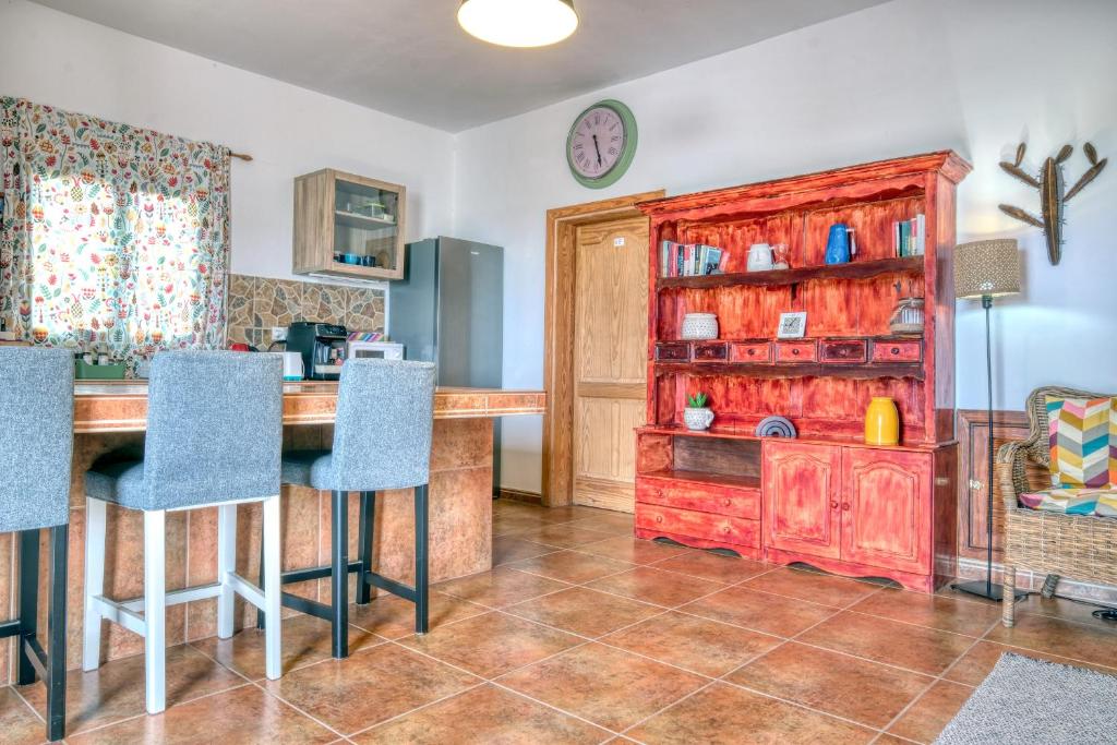 Kuchyň nebo kuchyňský kout v ubytování NoPasaNada Tu casa en Lanzarote