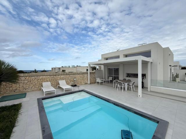 una casa con piscina delante de una casa en Villa Ginevra, en Otranto