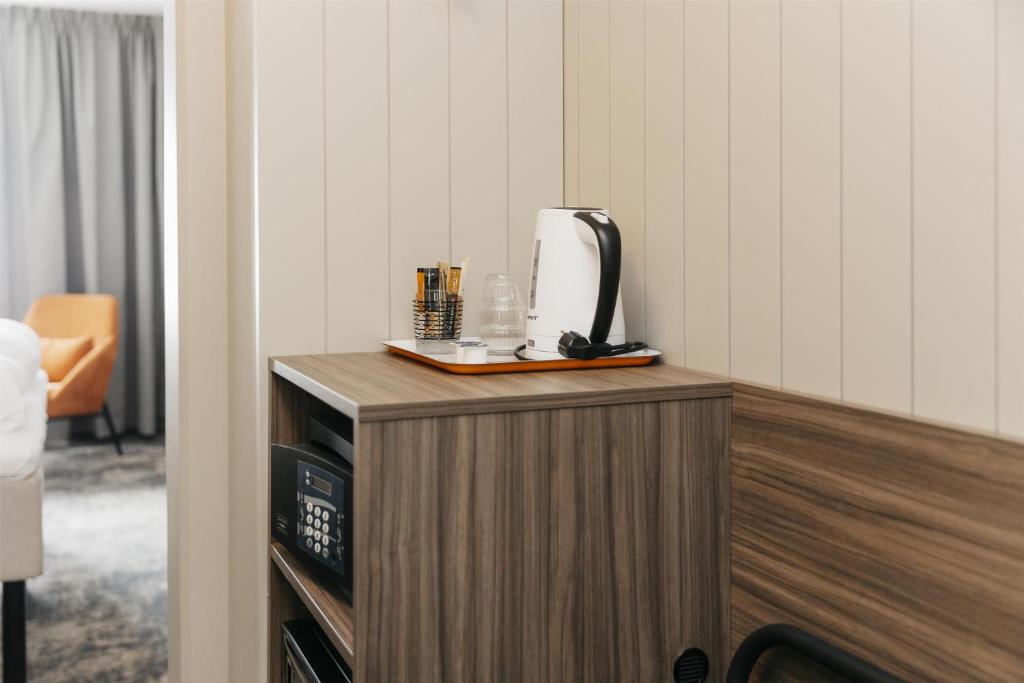 Příslušenství pro přípravu čaje a kávy v ubytování Best Western Plus Kalmarsund Hotell