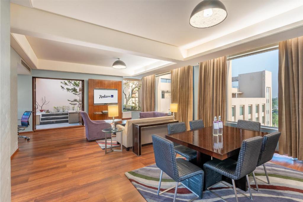 Posezení v ubytování Radisson Blu Hotel Rudrapur