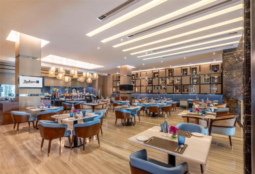 Posezení v ubytování Radisson Blu Hotel Rudrapur
