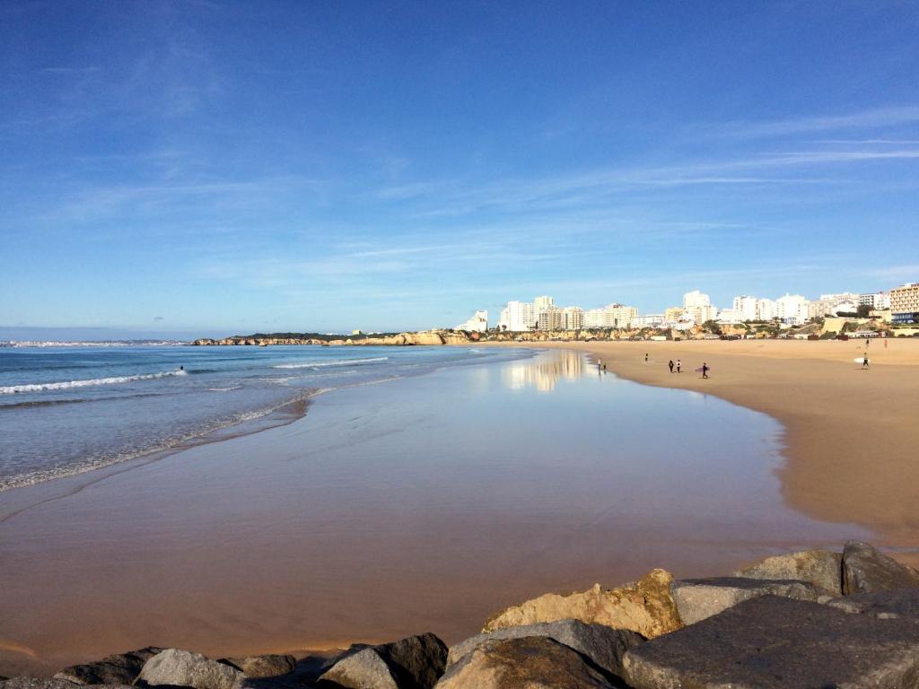 ポルティマンにあるApartamento Praia da Rochaの建物を背景にビーチを望む