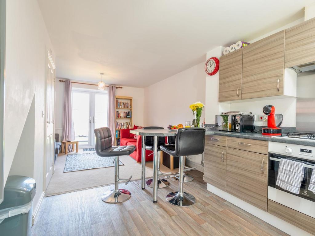 Η κουζίνα ή μικρή κουζίνα στο Pass the Keys Modern Bright Home Bunk Beds GardenParking