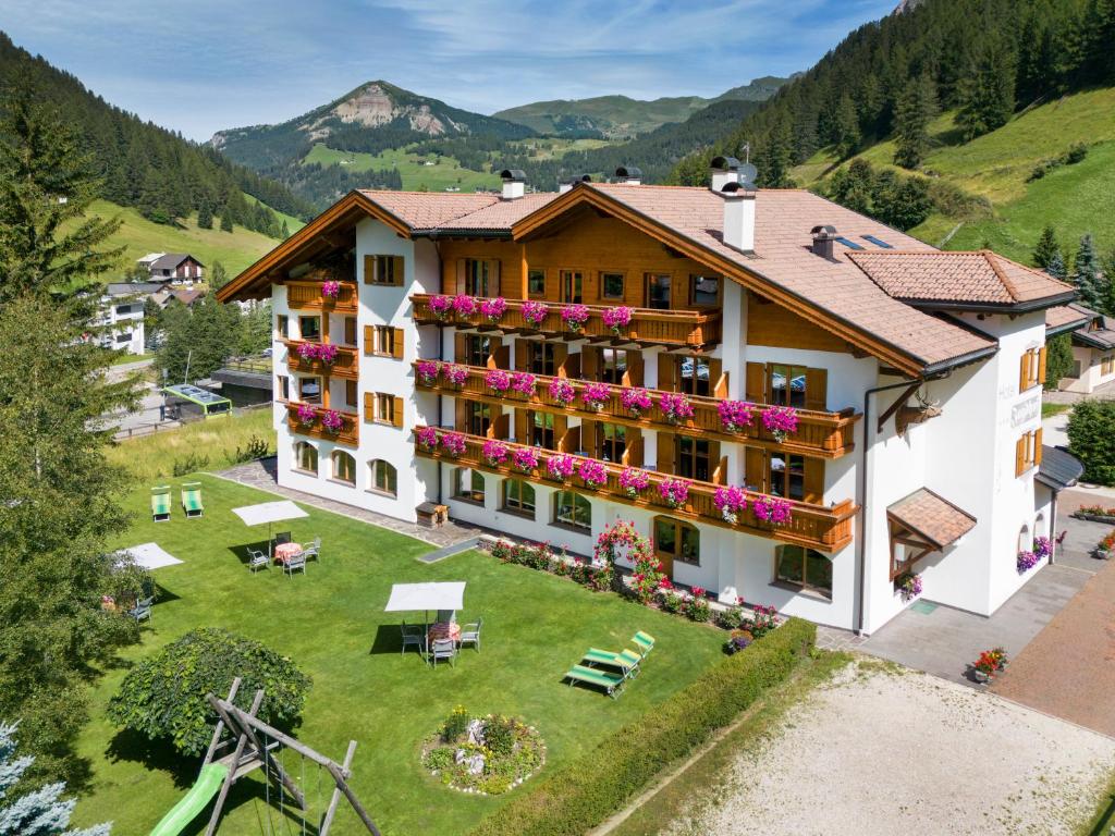 Nespecifikovaný výhled na hory nebo výhled na hory při pohledu z hotelu