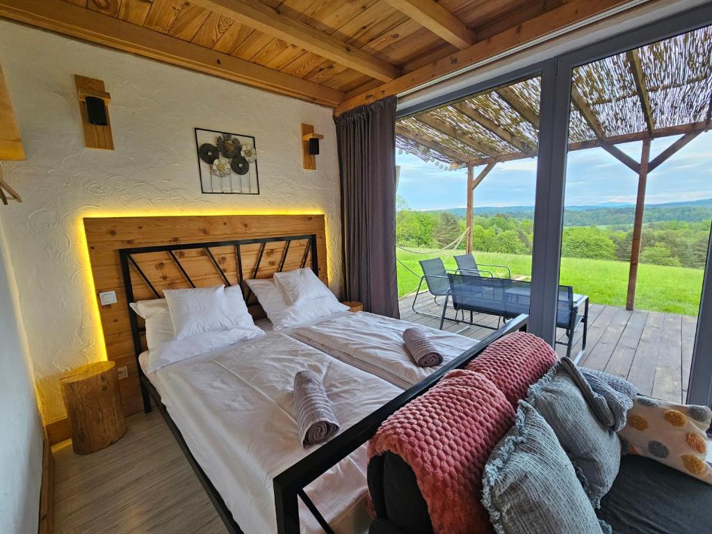 Postel nebo postele na pokoji v ubytování Widokowe Stodoły Bieszczady