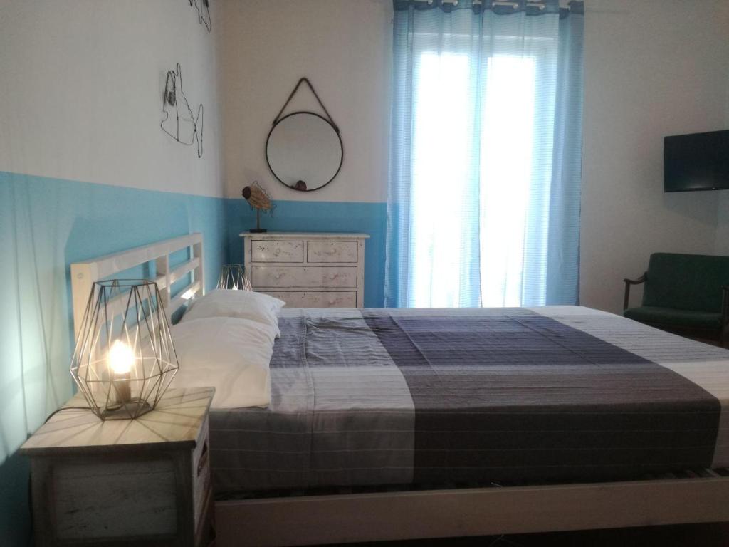 Postel nebo postele na pokoji v ubytování via Crispi Dimora di Mare