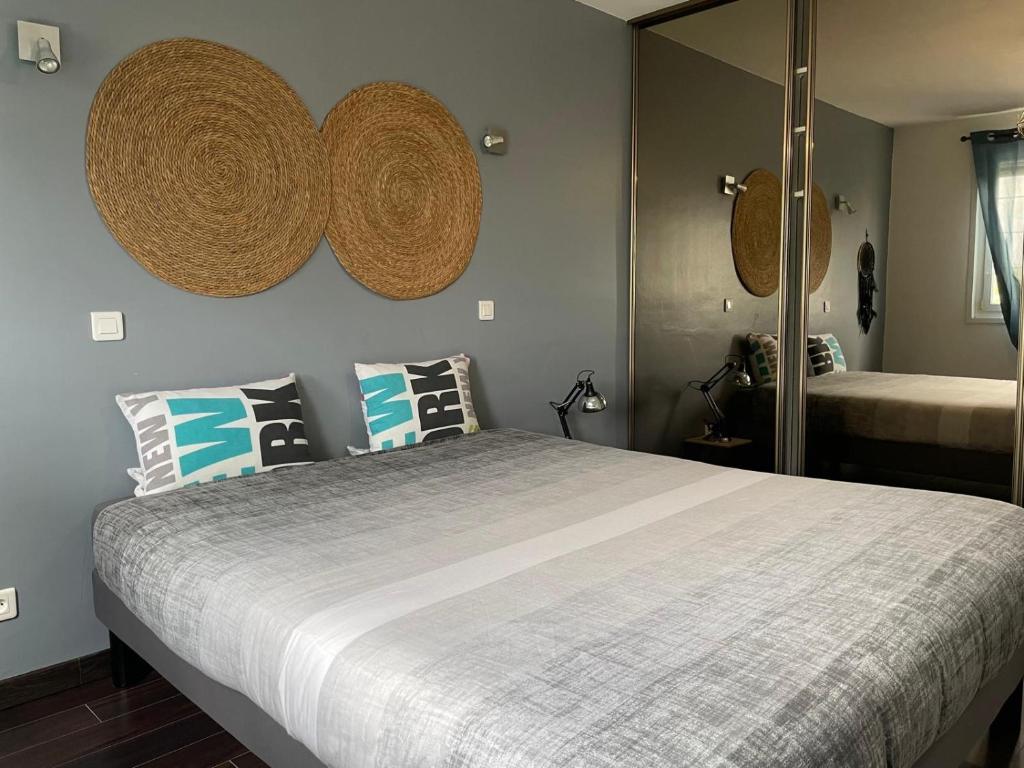 ein Schlafzimmer mit einem Bett mit Körben an der Wand in der Unterkunft Maison proche Nancy Golf, Forêt & Calme à Pulnoy in Pulnoy