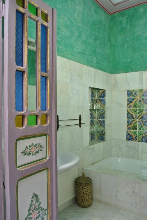 bagno con vasca, lavandino e finestra di Dar Ben Gacem a Tunisi