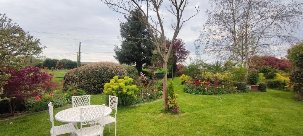 Les Chambres des Badious - Triple Room With Garden View