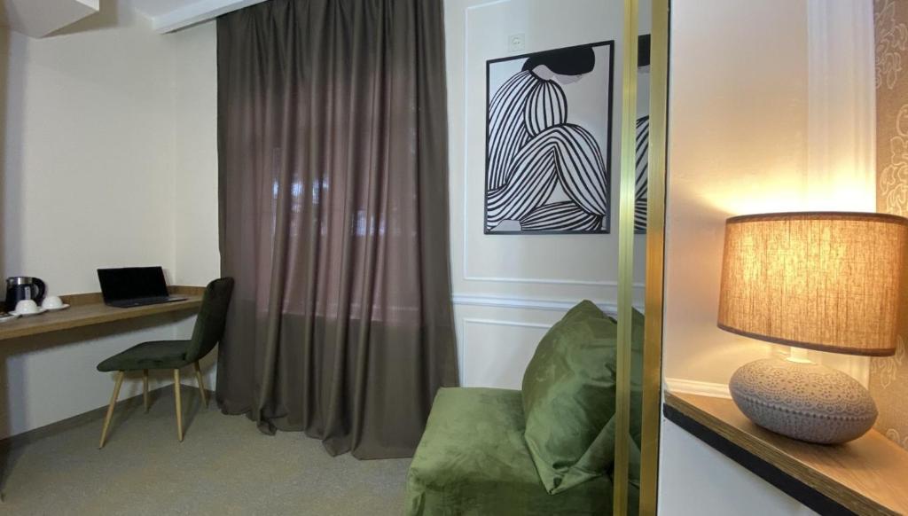 TV a/nebo společenská místnost v ubytování Regraph Hotel