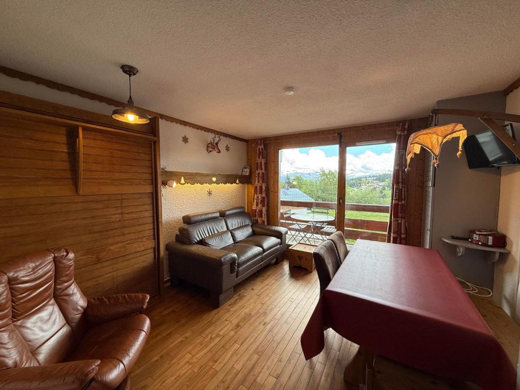 un salon avec un canapé et une table dans l'établissement Les Saisies - 2 pièces cabine pour 5 pers, animaux tolérés, tout équipé - FR-1-293-119, aux Saisies