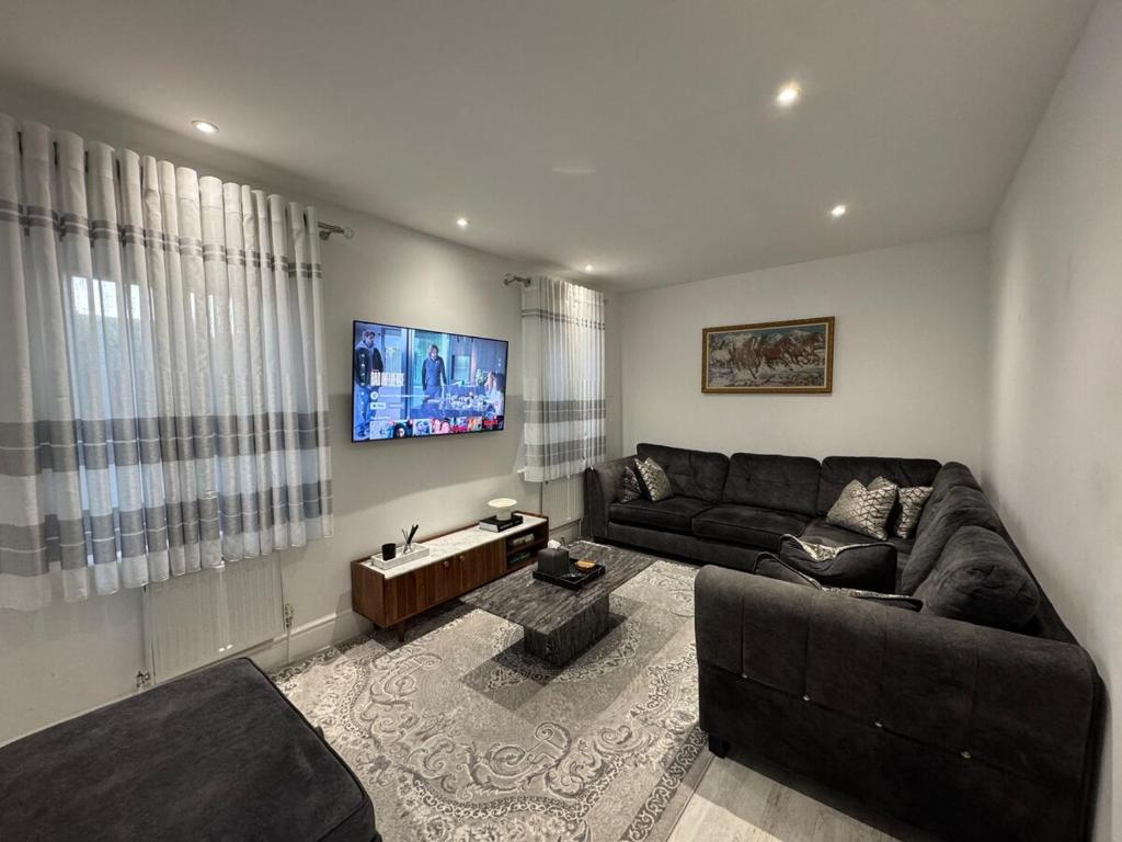 Μια τηλεόραση ή/και κέντρο ψυχαγωγίας στο Luxury 4 Bedroom Bungalow