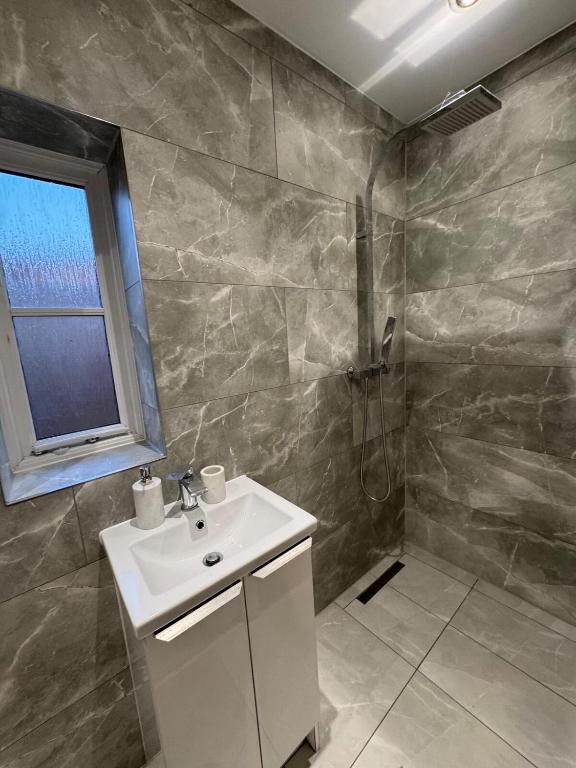 Luxury 4 Bedroom Bungalow 8