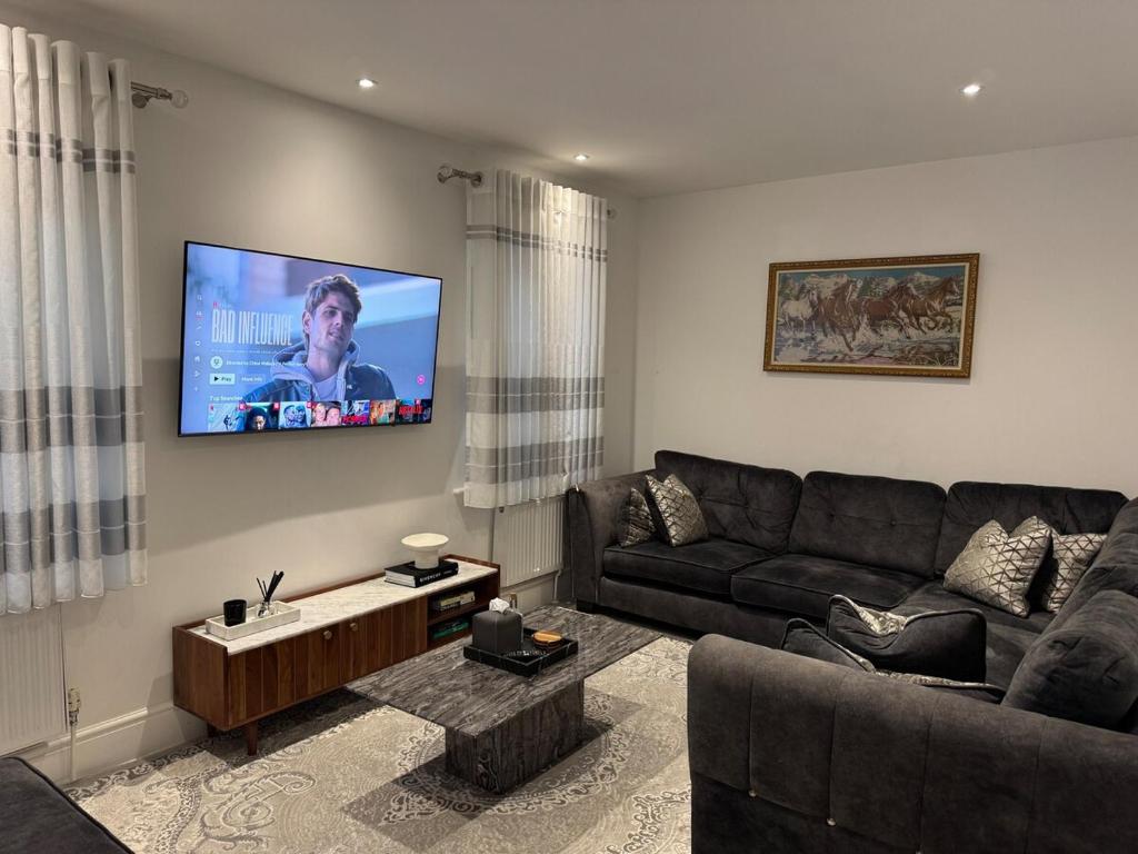 Luxury 4 Bedroom Bungalow 5