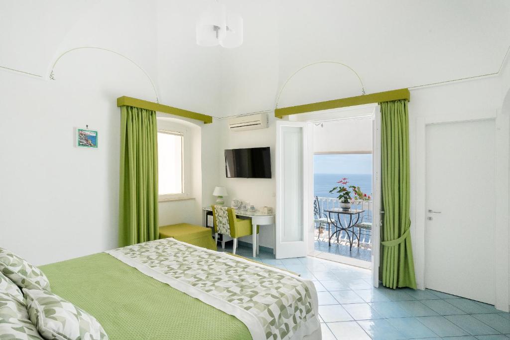 sypialnia z łóżkiem i widokiem na ocean w obiekcie Casa Nilde w mieście Positano