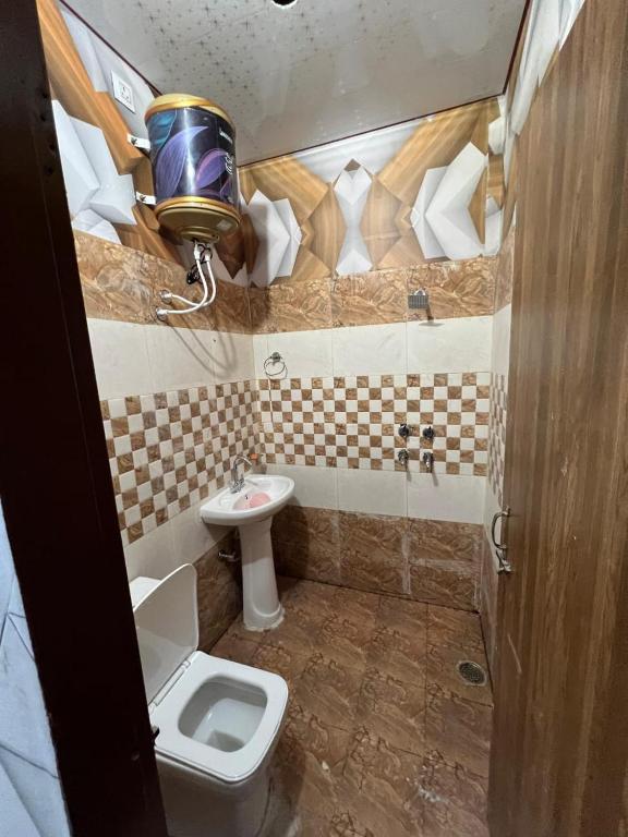 a small bathroom with a toilet and a sink at Lovish apartment in Jāmb
