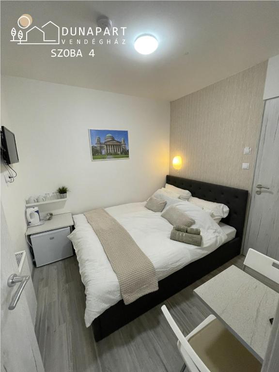 Postel nebo postele na pokoji v ubytování Dunapart Vendégház Esztergom