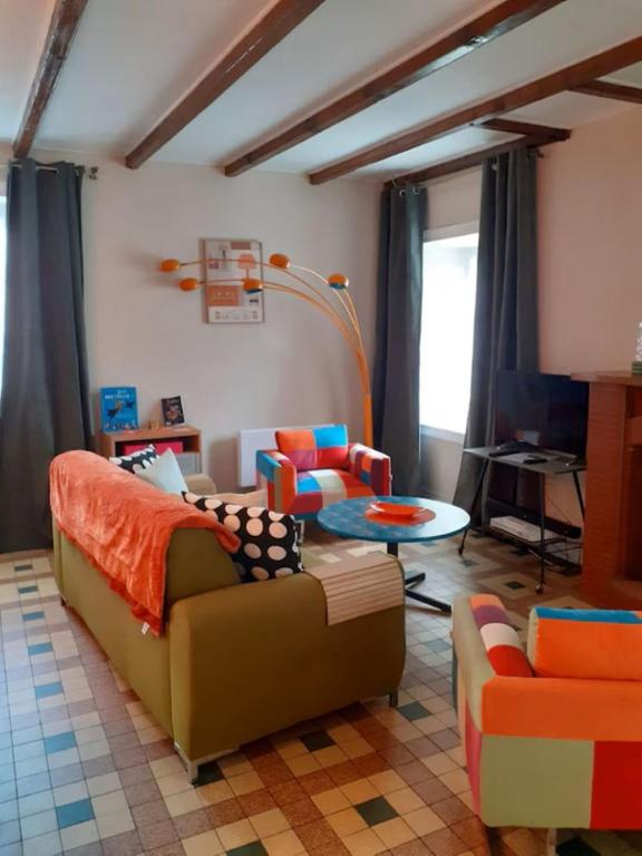 un salon avec un canapé et une table dans l'établissement Rêve du Revert, à Roz-sur-Couesnon