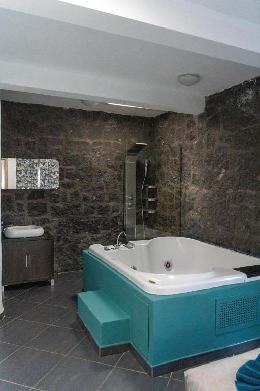 A bathroom at Villa Perla Blanca