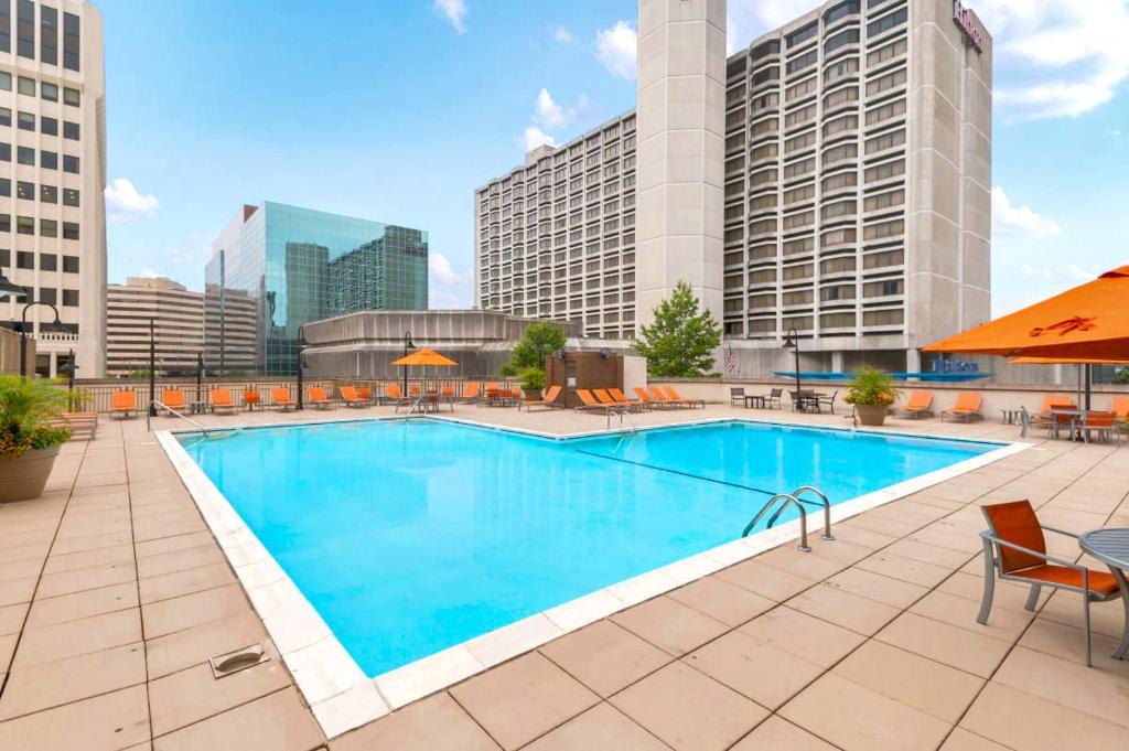 Bazén v ubytování Convenient Apartment near Metro in Crystal City nebo v jeho okolí