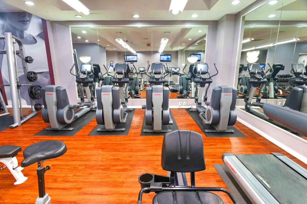 Fitness centrum a/nebo fitness zařízení v ubytování Convenient Apartment near Metro in Crystal City