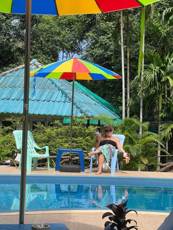 Bazén v ubytování Tropical Paradise Leelawadee Resort nebo v jeho okolí