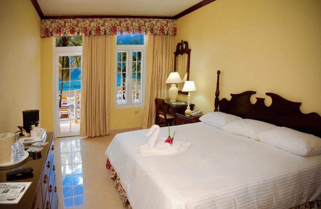 Postel nebo postele na pokoji v ubytování Rooms On The Beach Negril